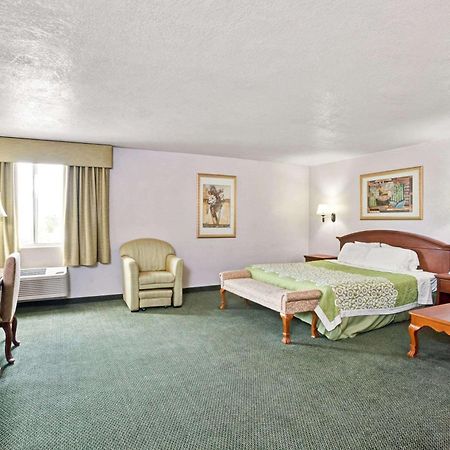 Days Inn & Suites By Wyndham Fullerton Exterior foto