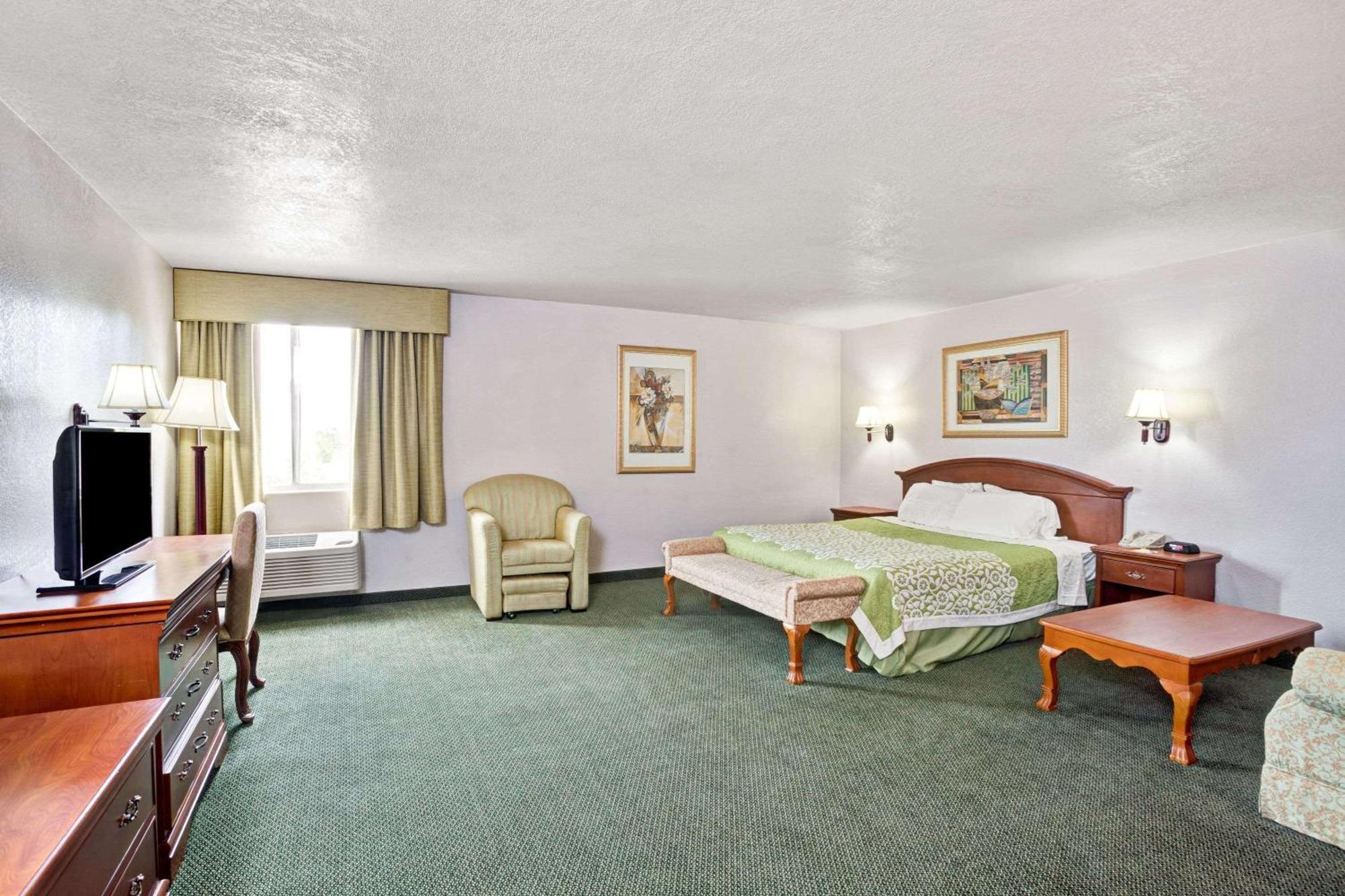 Days Inn & Suites By Wyndham Fullerton Exterior foto